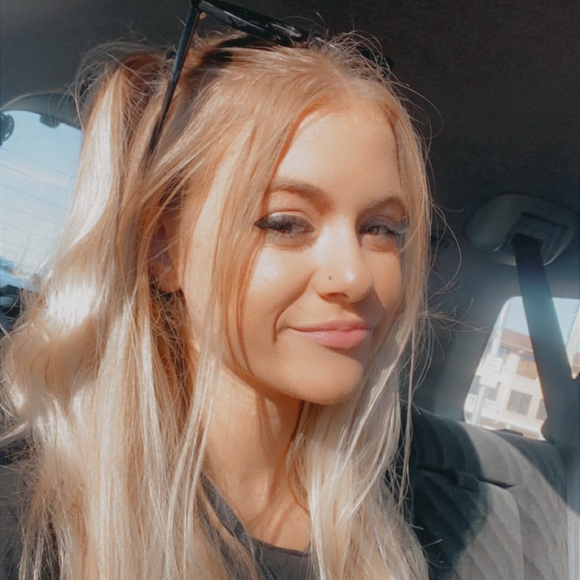 Meet your Posher, Ashleigh 💚 - Picture 2 of 4